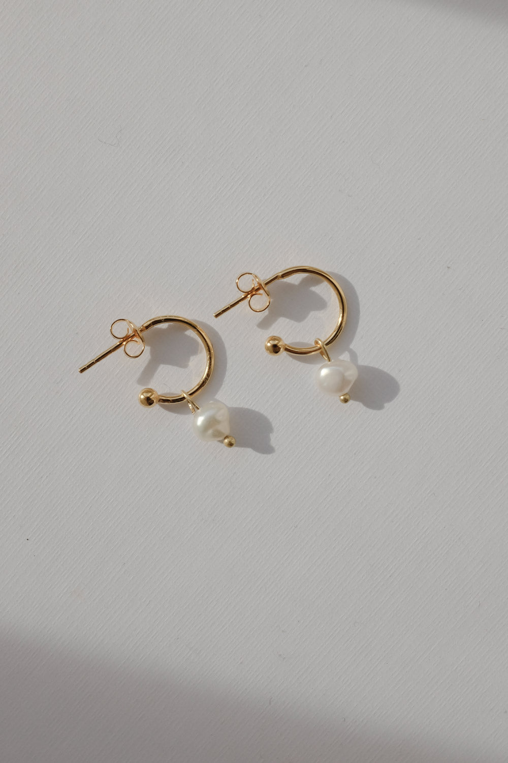0017_VINTAGE SMALL GOLD HOOPS WITH PEARL