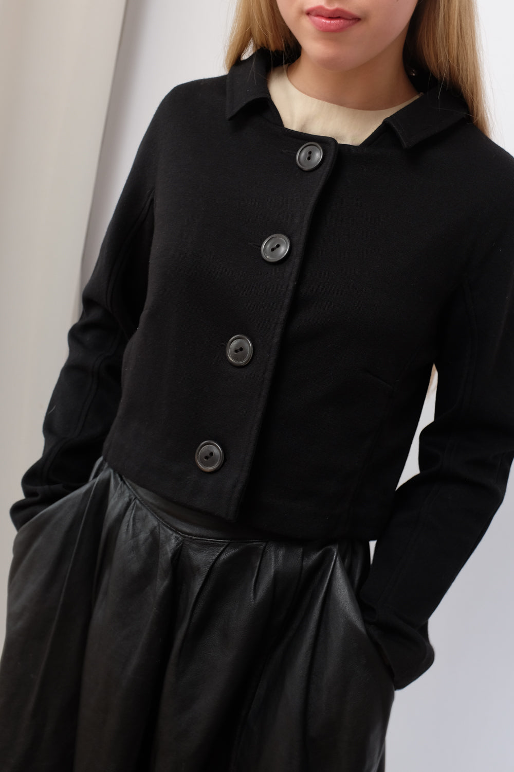 CROPPED BLACK ROUND SHOULDER JACKET