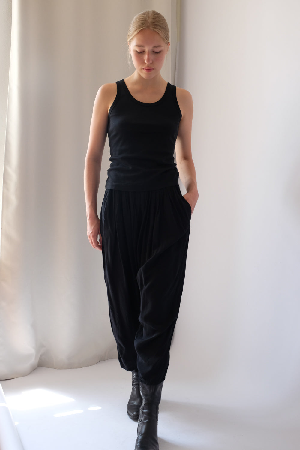 PURE VISCOSE BALLOON CROP BLACK PANTS