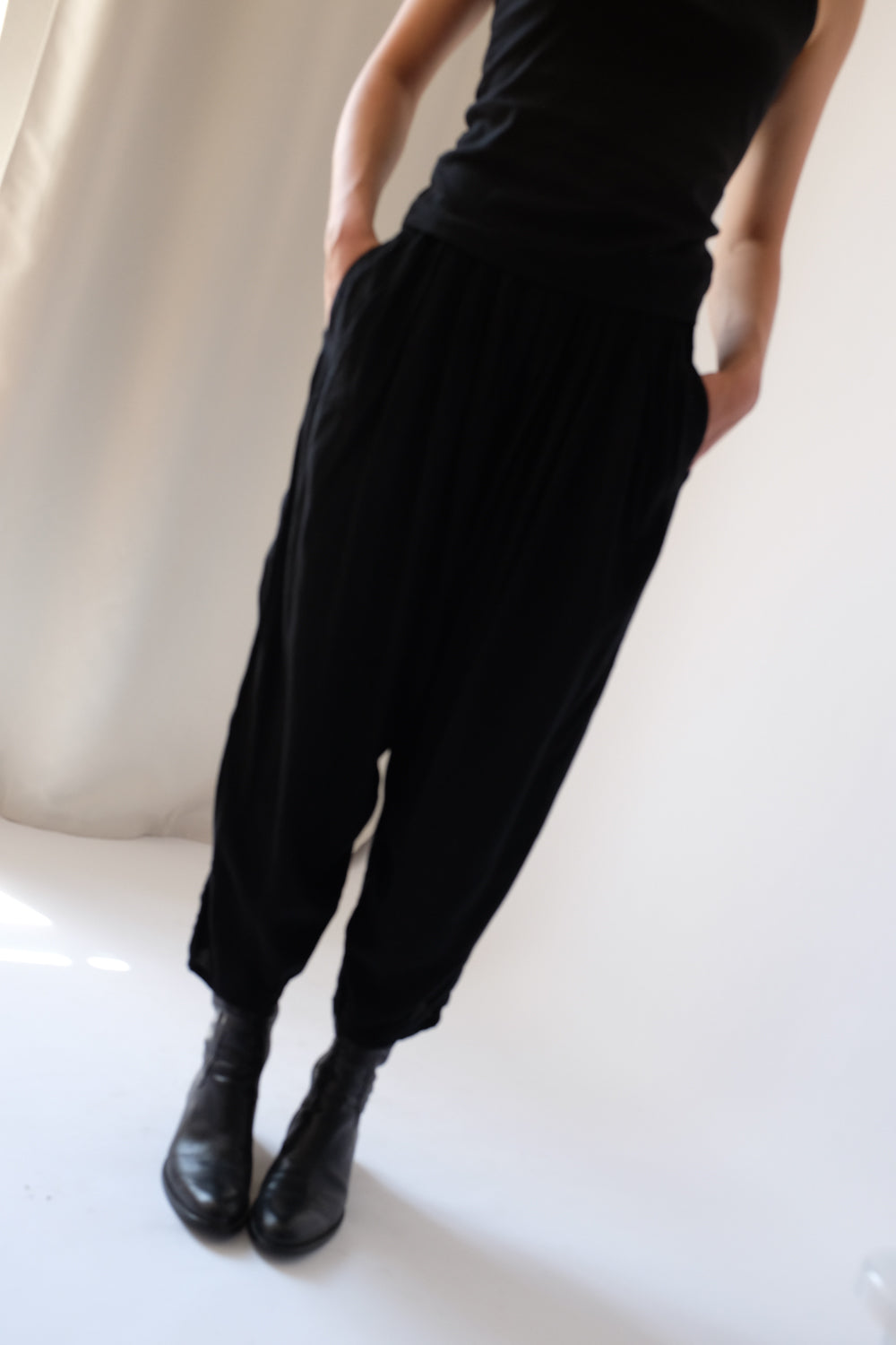 PURE VISCOSE BALLOON CROP BLACK PANTS