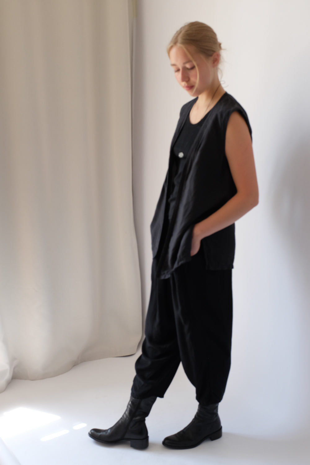 PURE VISCOSE BALLOON CROP BLACK PANTS