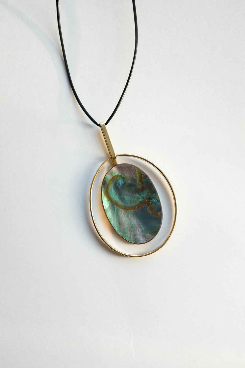 LEATHER NECKLACE MOTHER OF PEARL PENDANT
