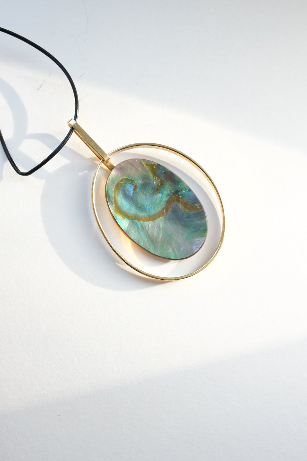 LEATHER NECKLACE MOTHER OF PEARL PENDANT