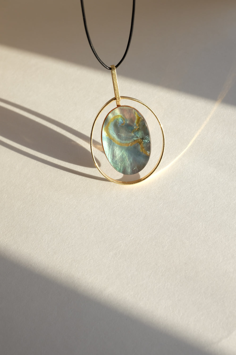 LEATHER NECKLACE MOTHER OF PEARL PENDANT