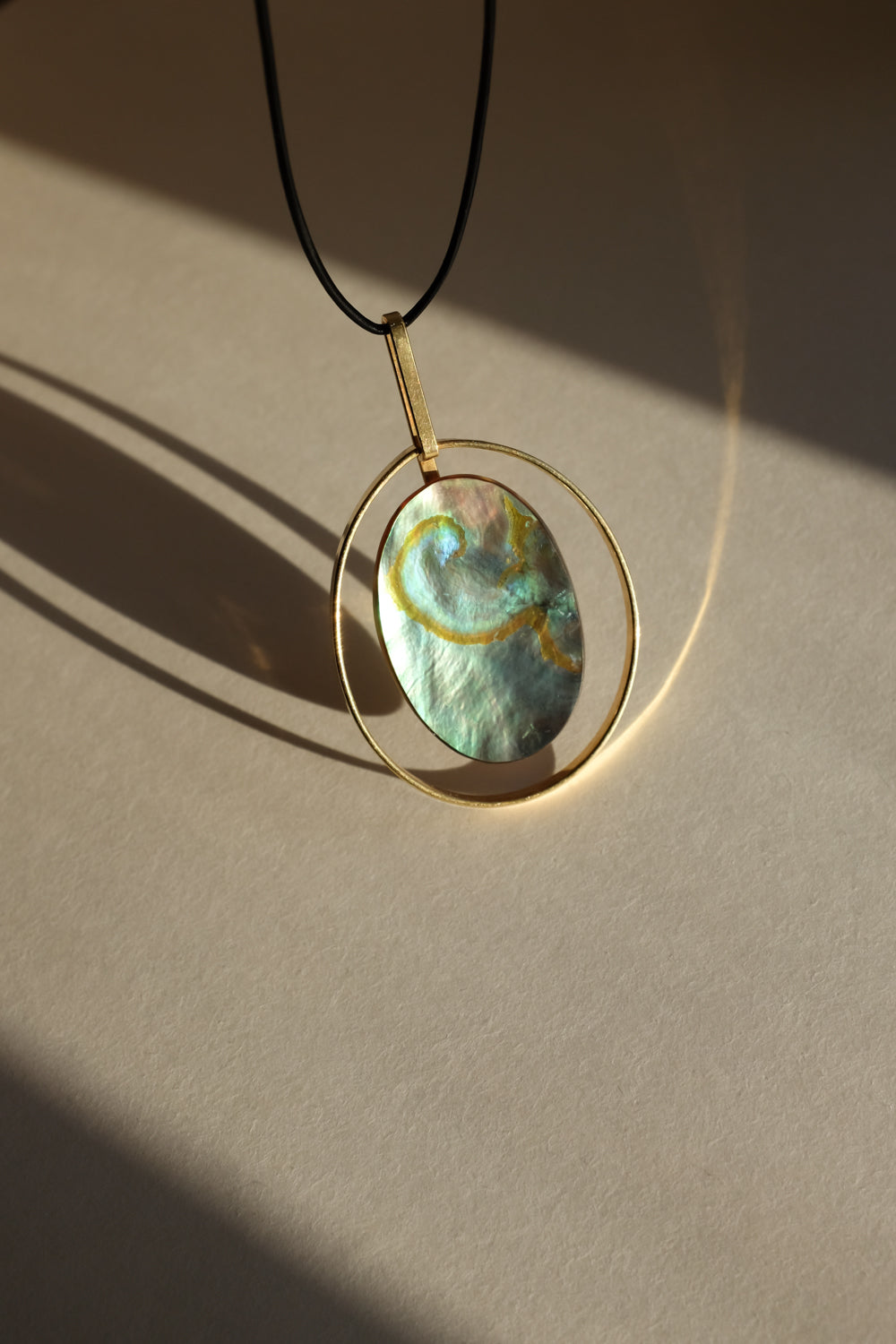LEATHER NECKLACE MOTHER OF PEARL PENDANT