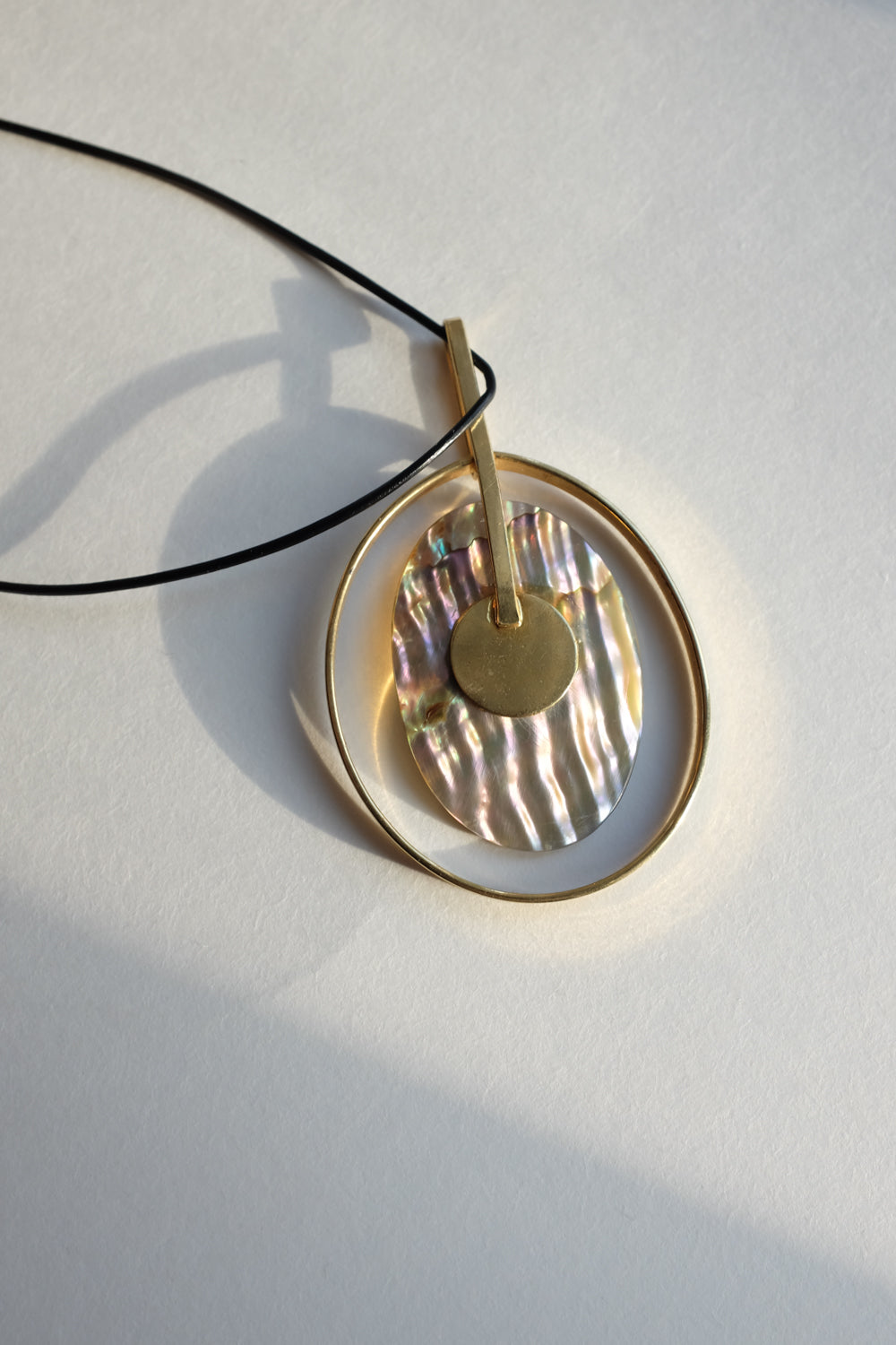 LEATHER NECKLACE MOTHER OF PEARL PENDANT
