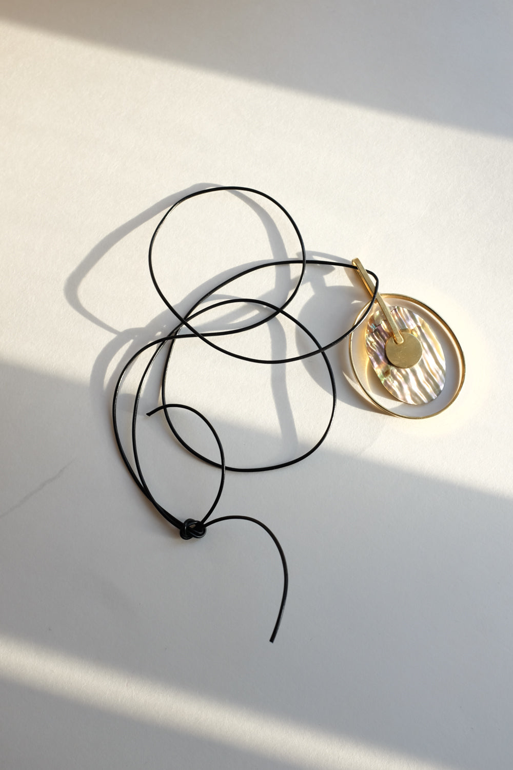 LEATHER NECKLACE MOTHER OF PEARL PENDANT