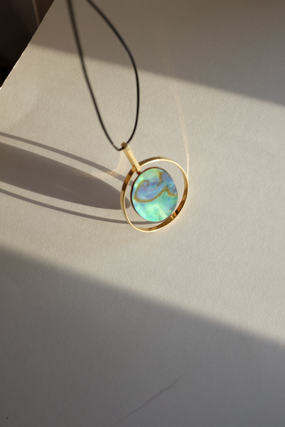 LEATHER NECKLACE MOTHER OF PEARL PENDANT
