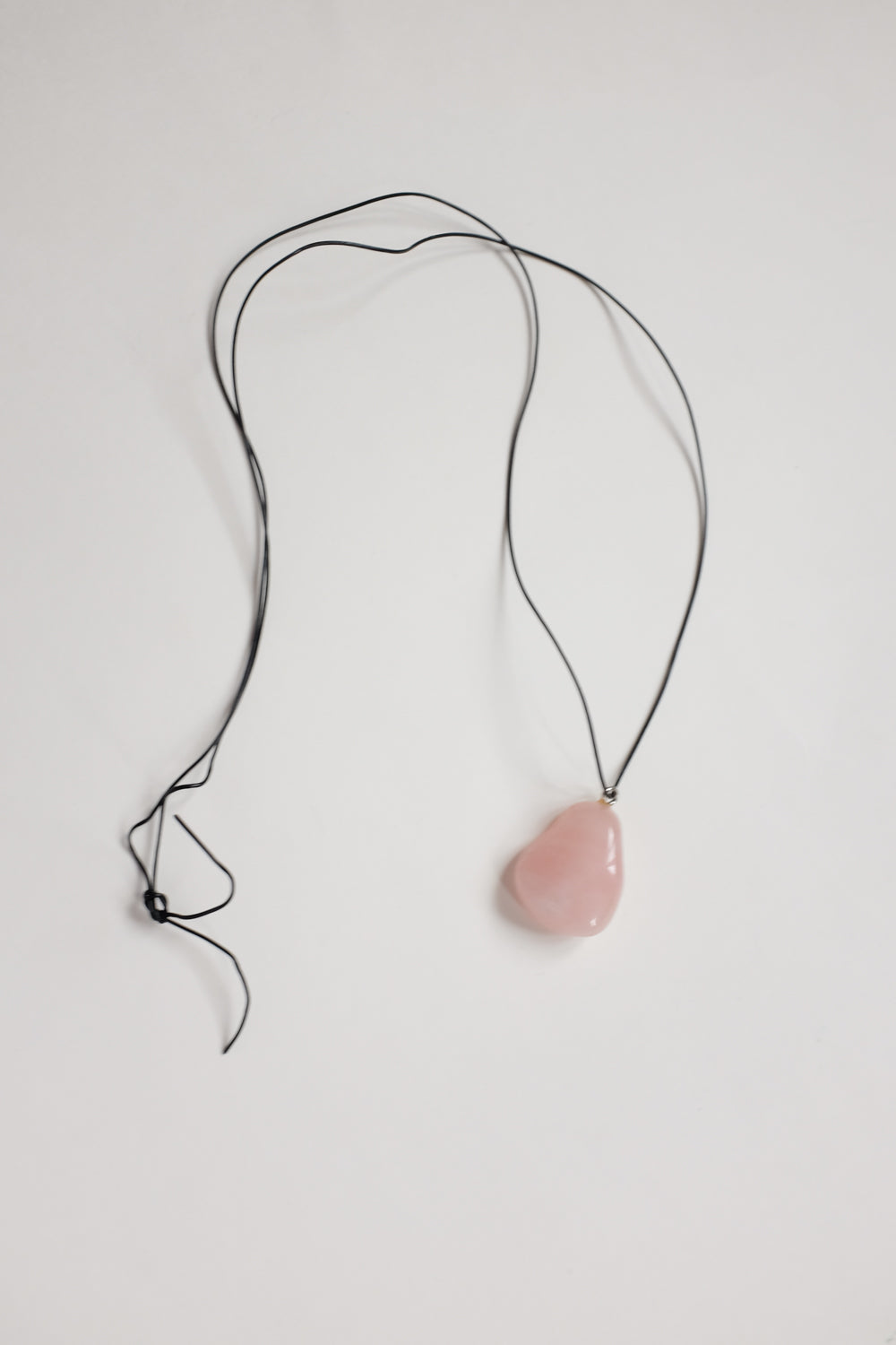 LEATHER NECKLACE WITH VINTAGE ROSE QUARTZ STONE