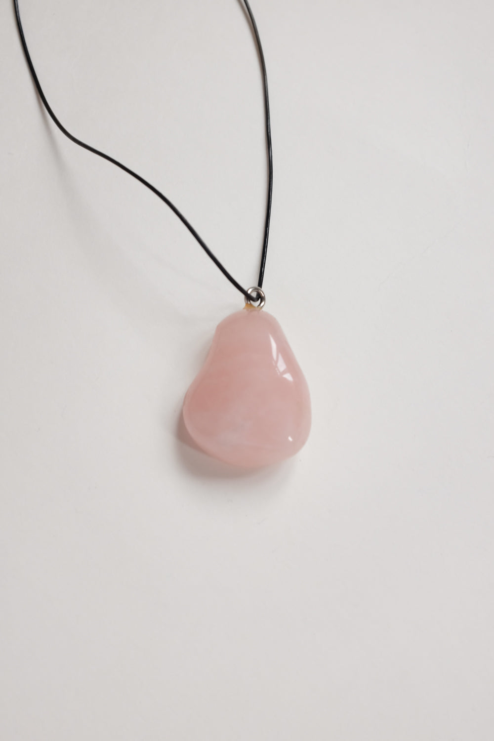 LEATHER NECKLACE WITH VINTAGE ROSE QUARTZ STONE