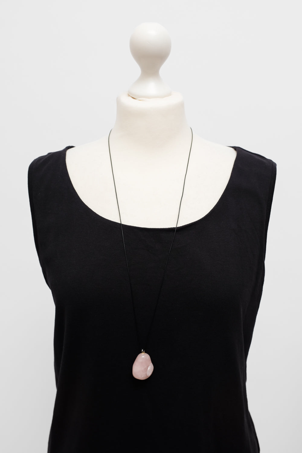 LEATHER NECKLACE WITH VINTAGE ROSE QUARTZ STONE