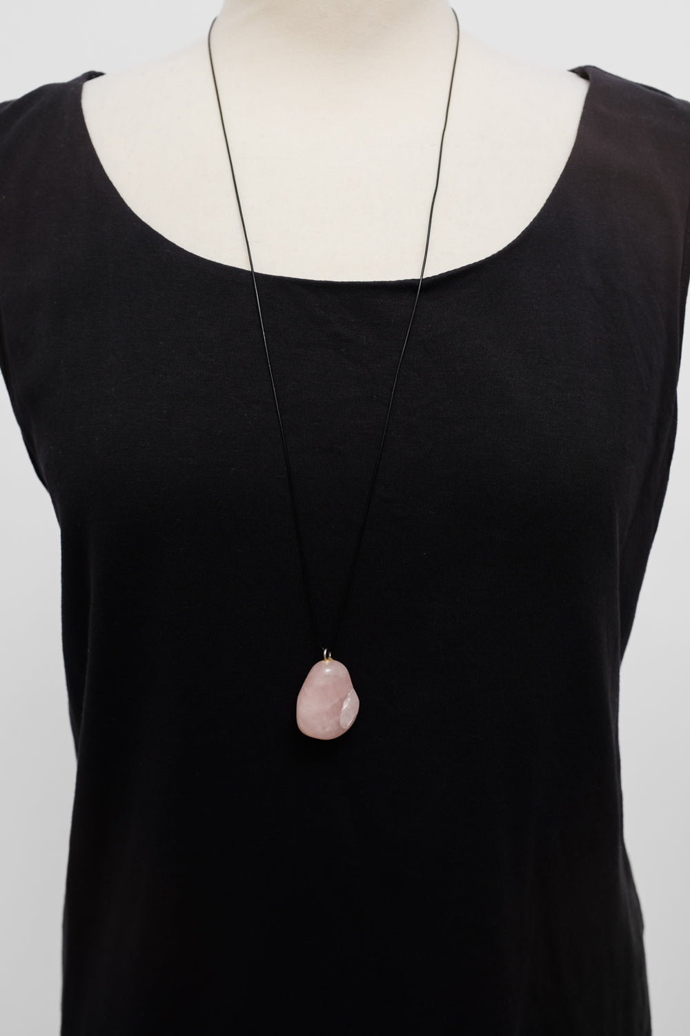 LEATHER NECKLACE WITH VINTAGE ROSE QUARTZ STONE