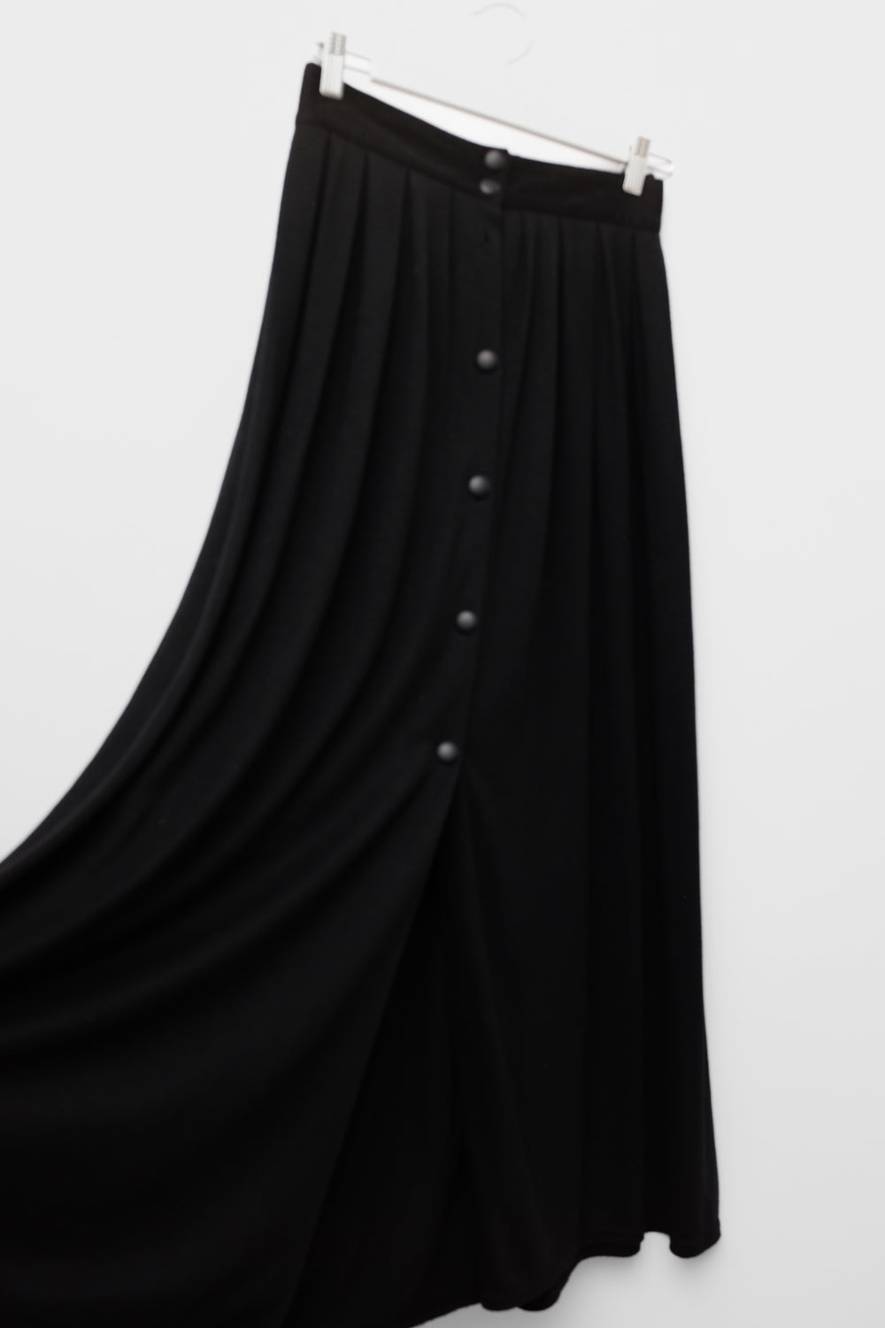 PLEATED BLACK VINTAGE MAXI SKIRT