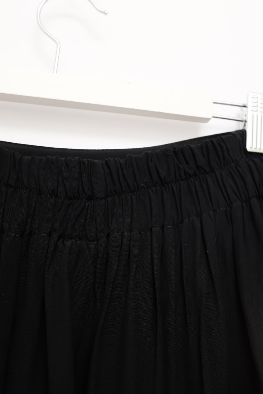 PURE VISCOSE BALLOON CROP BLACK PANTS
