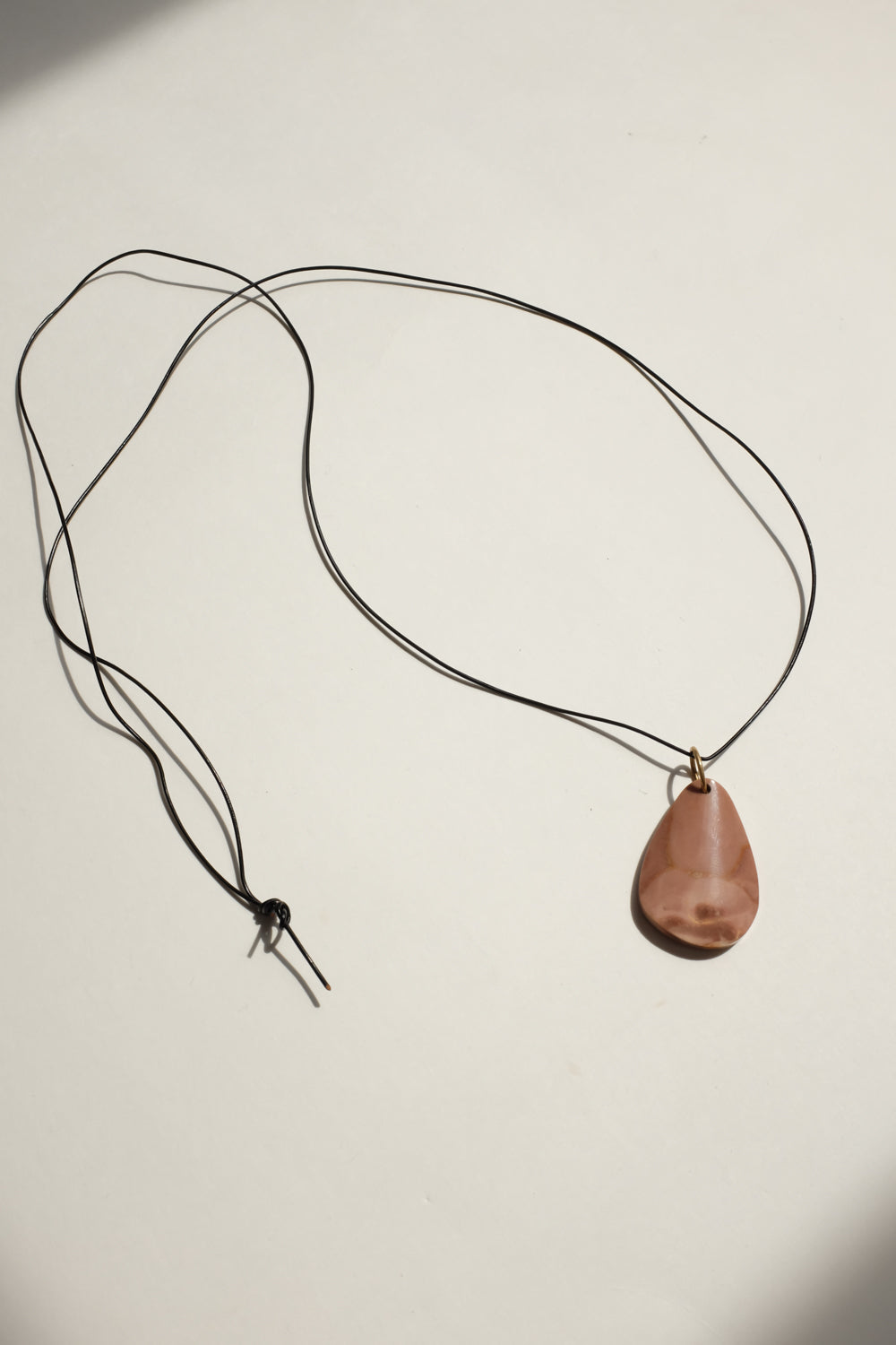 LEATHER NECKLACE WITH VINTAGE STONE