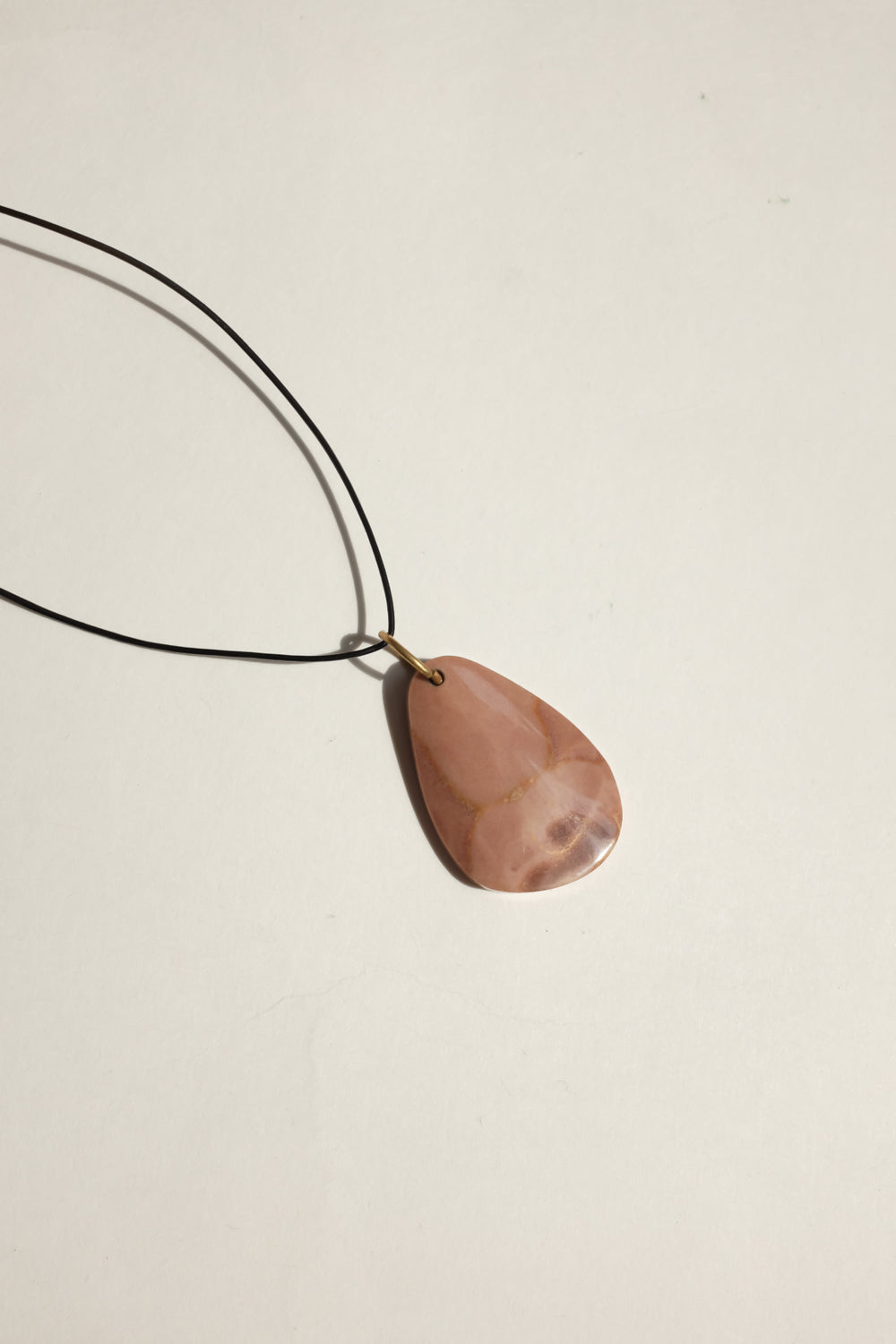 LEATHER NECKLACE WITH VINTAGE STONE