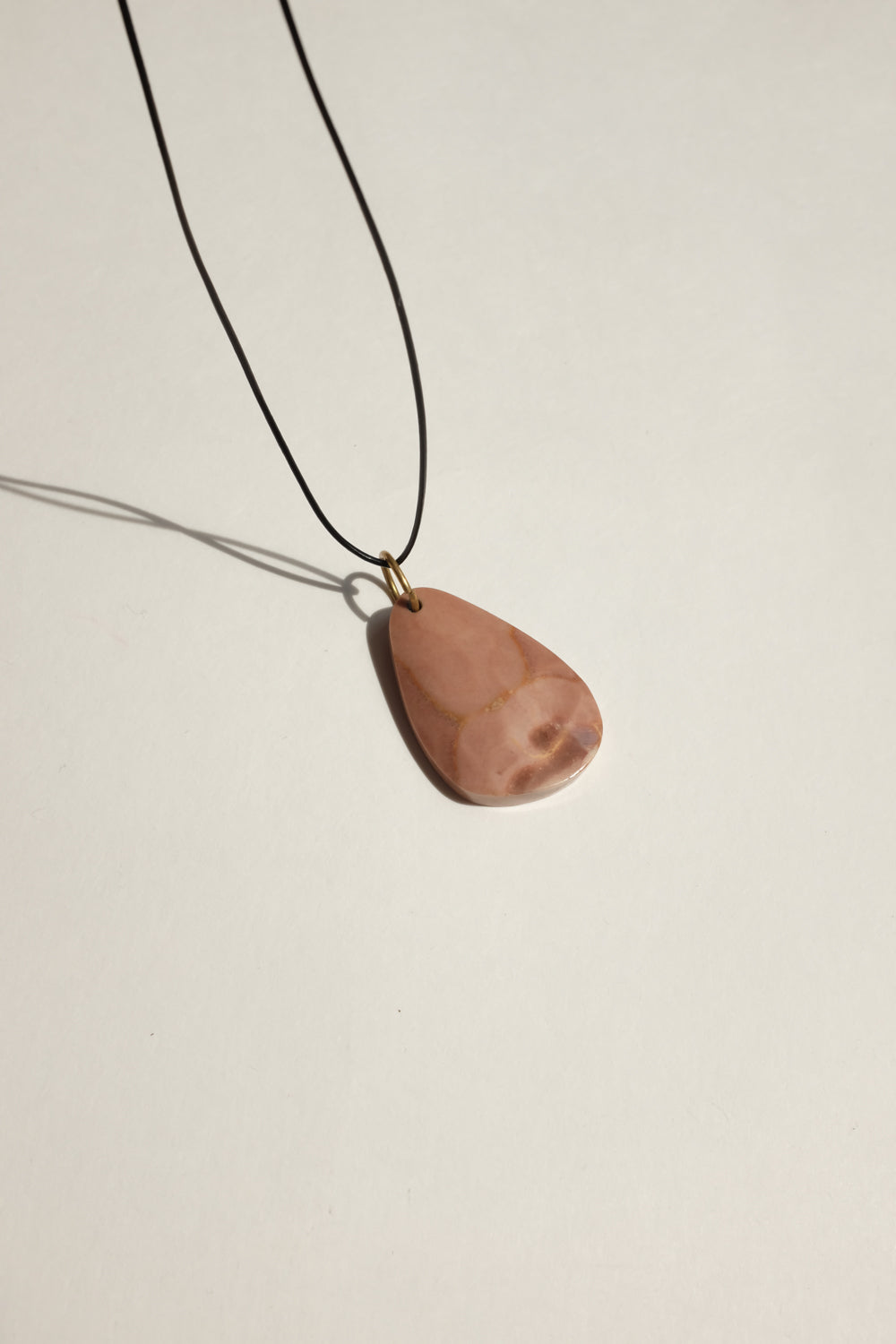 LEATHER NECKLACE WITH VINTAGE STONE