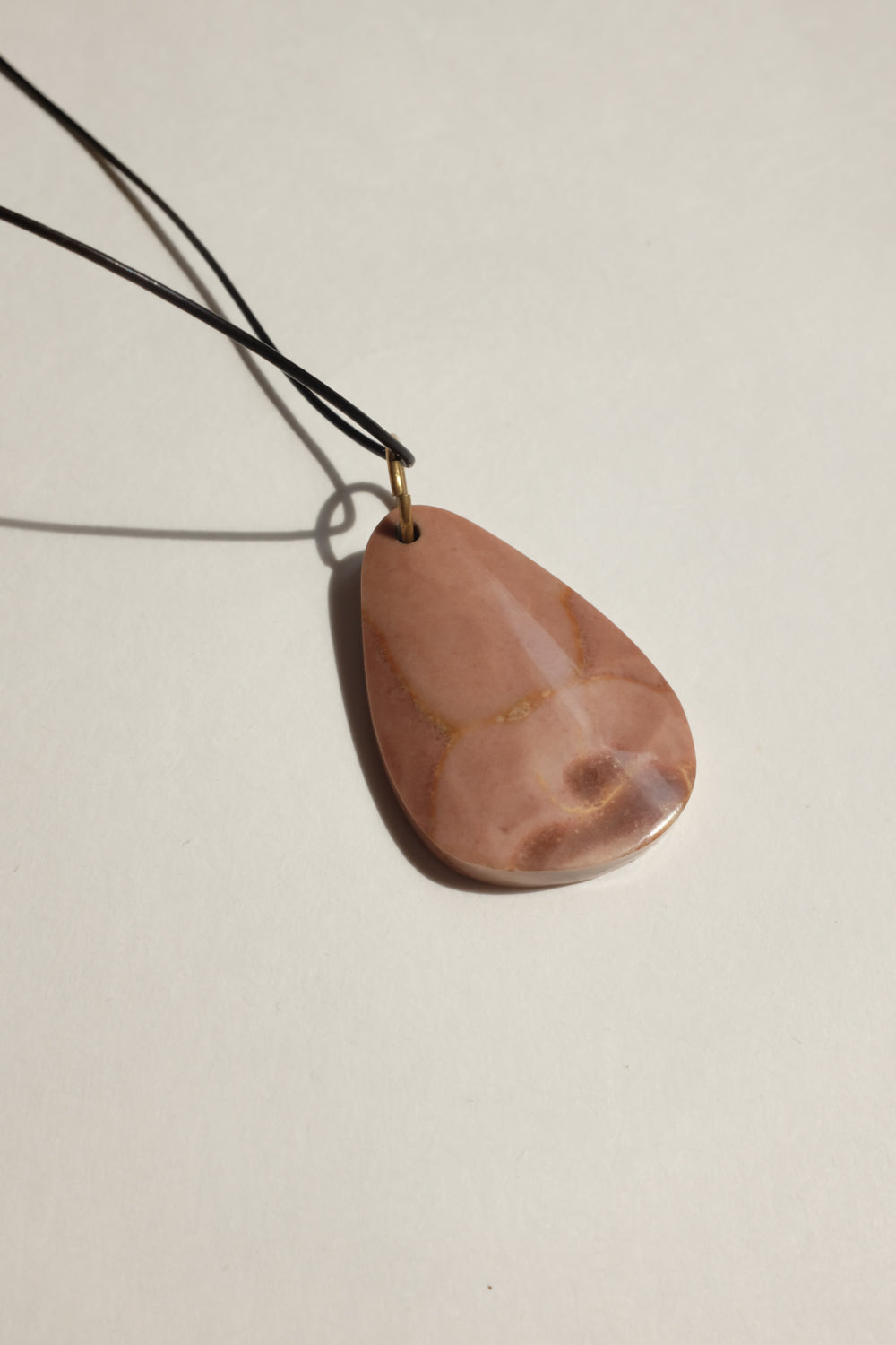 LEATHER NECKLACE WITH VINTAGE STONE