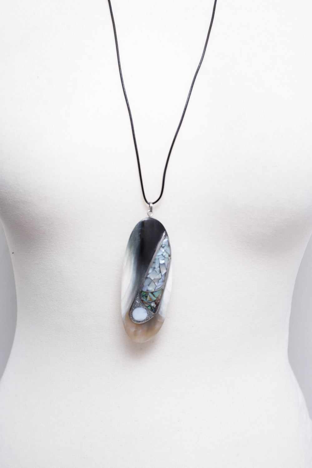 VINTAGE LEATHER NECKLACE WITH BOLD PENDANT
