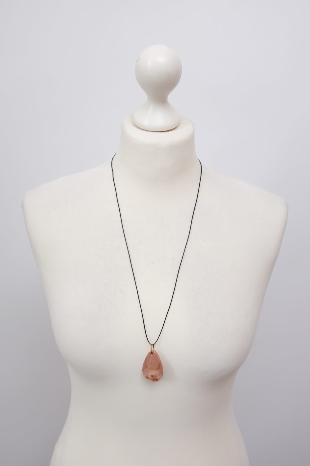 LEATHER NECKLACE WITH VINTAGE STONE