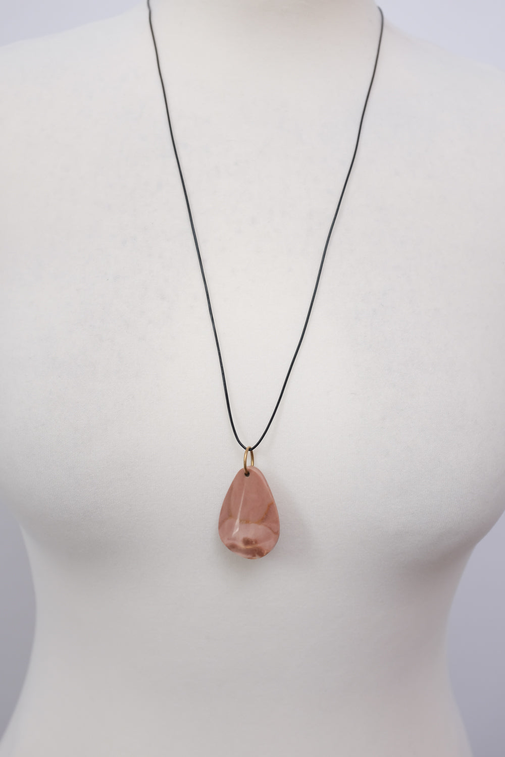 LEATHER NECKLACE WITH VINTAGE STONE