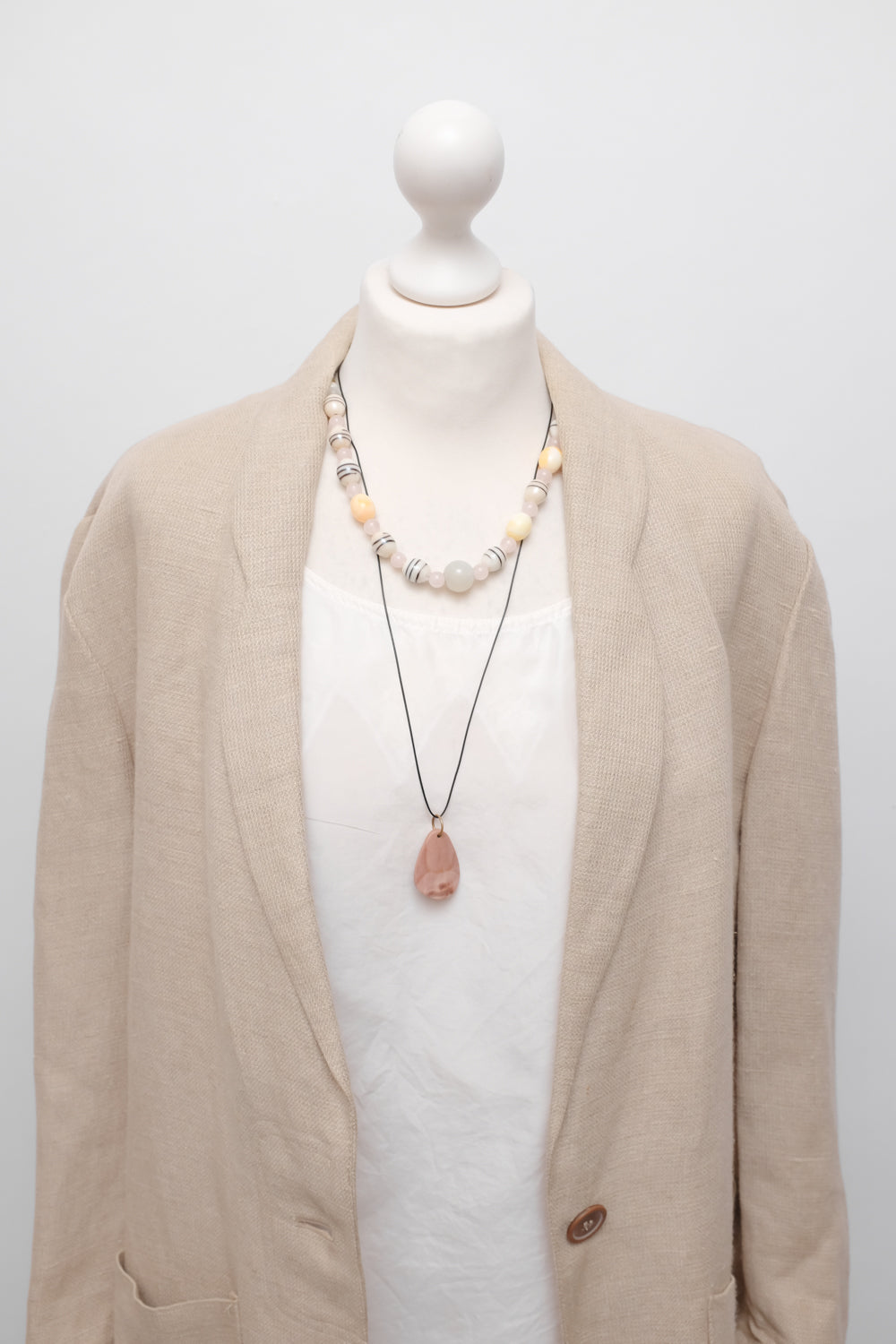 LEATHER NECKLACE WITH VINTAGE STONE