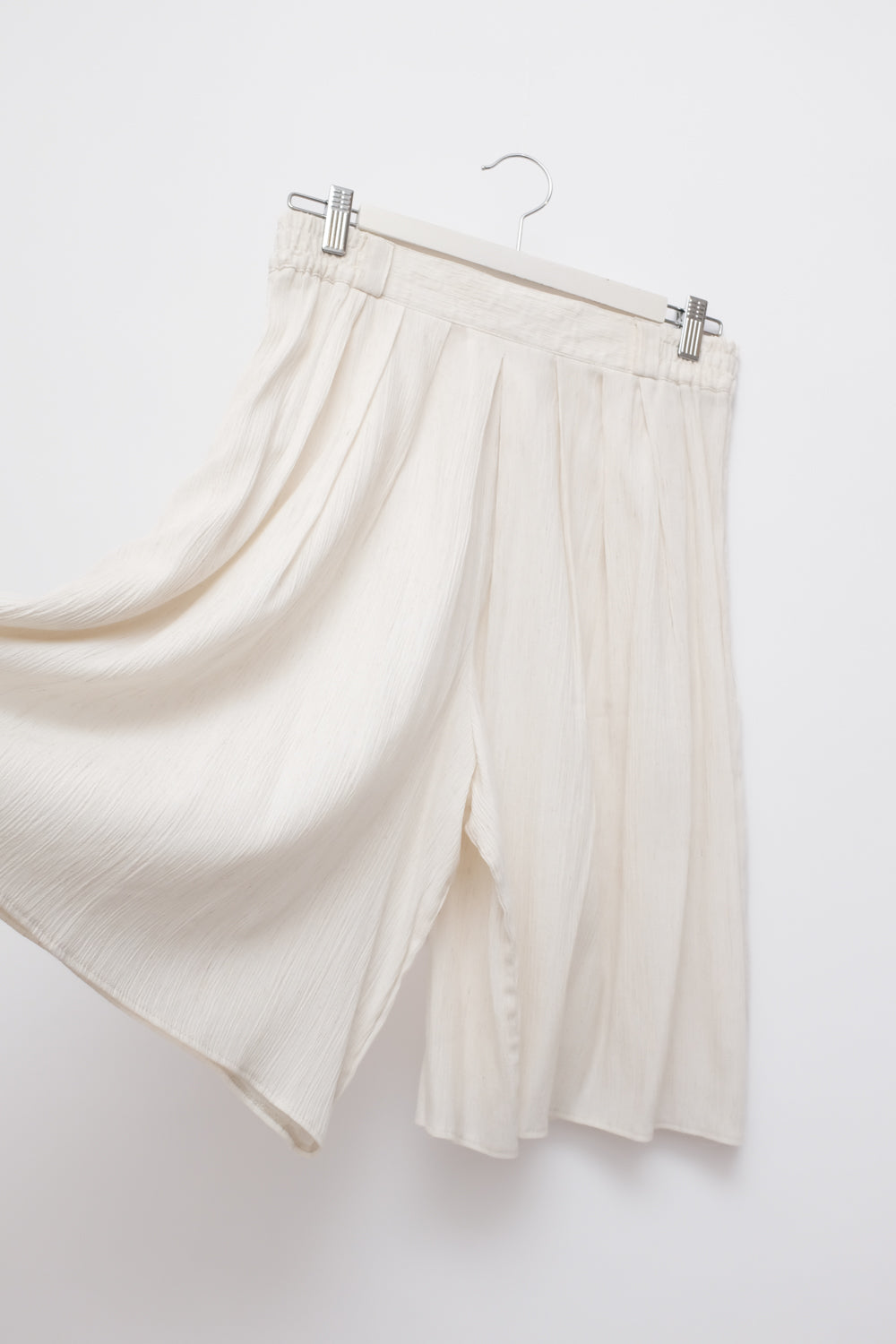 PLEATED CREAM CULOTTE MIDI SHORTS