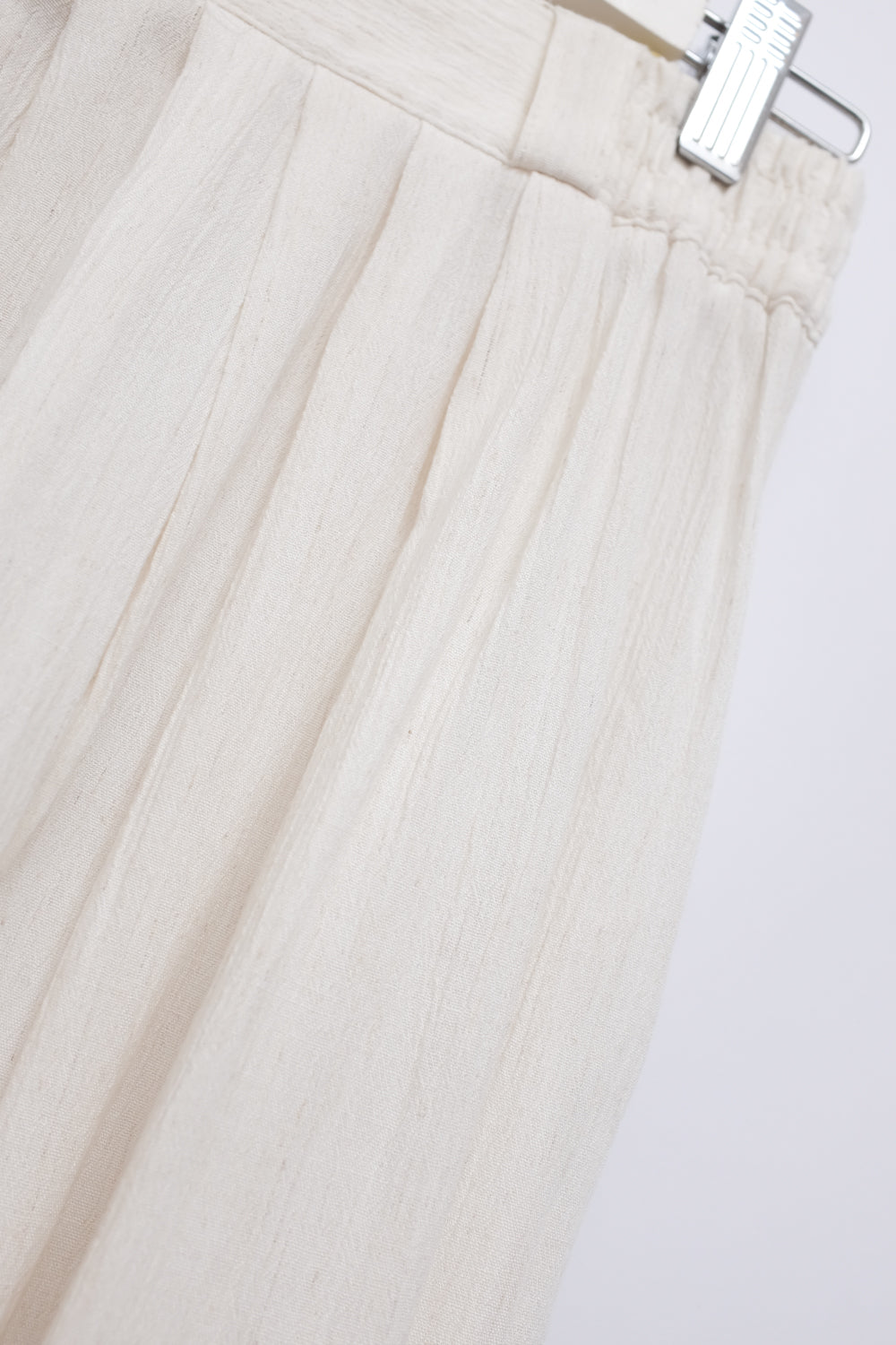 PLEATED CREAM CULOTTE MIDI SHORTS
