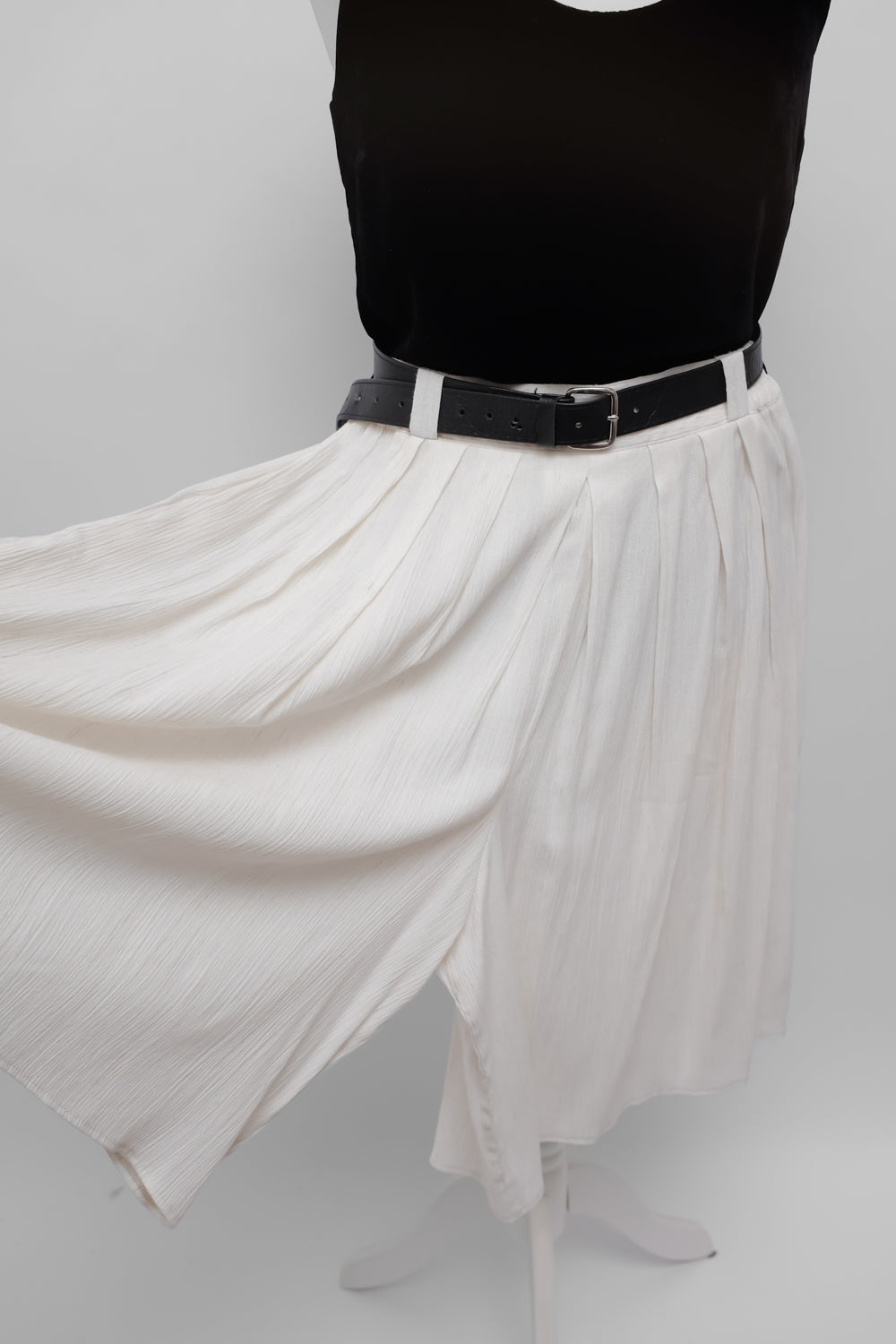 PLEATED CREAM CULOTTE MIDI SHORTS