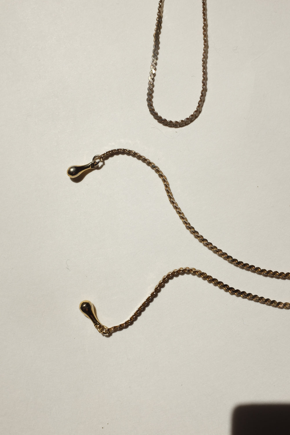 LONG GOLD VINTAGE NECKLACE WITH BLACK STONE