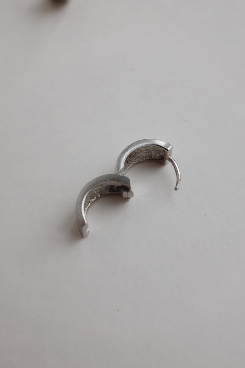 BOLD PURISTIC VINTAGE SMALL SILVER HOOPS