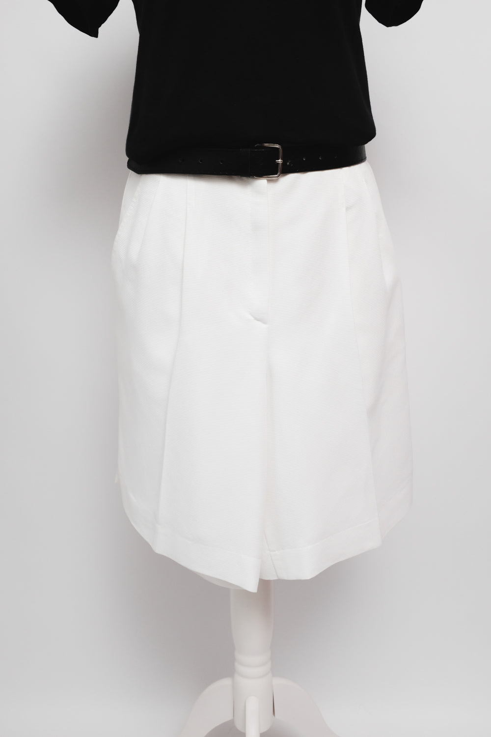 PLEATED WHITE CLASSY VINTAGE SHORTS