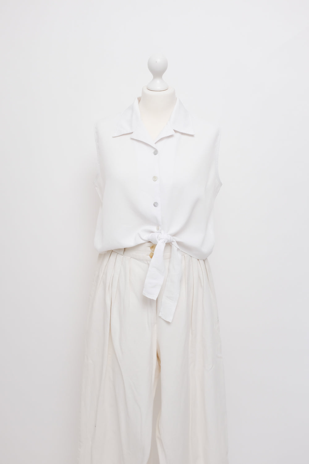 0056_KNOTTED WHITE SHORT BLOUSE