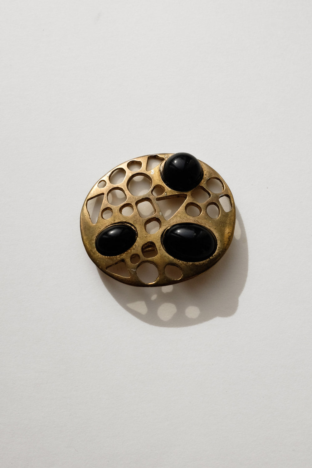 0066_ROUND VINTAGE GOLD BROOCH WITH BLACK STONES