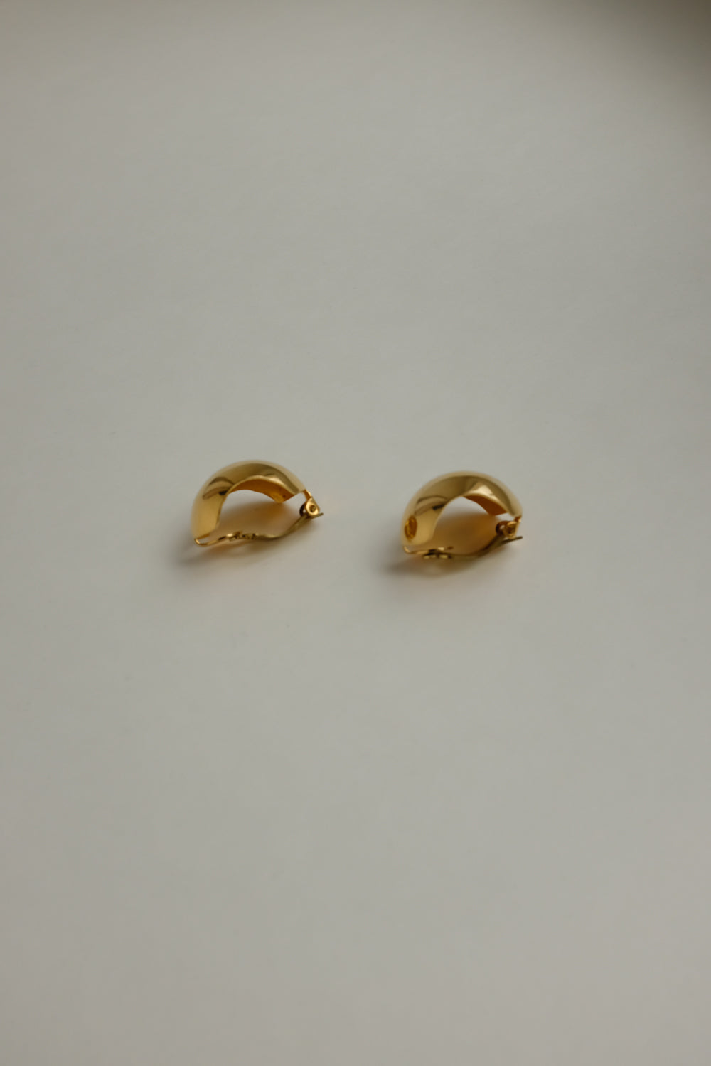 0057_VINTAGE GOLD BOLD HOOP EARRINGS