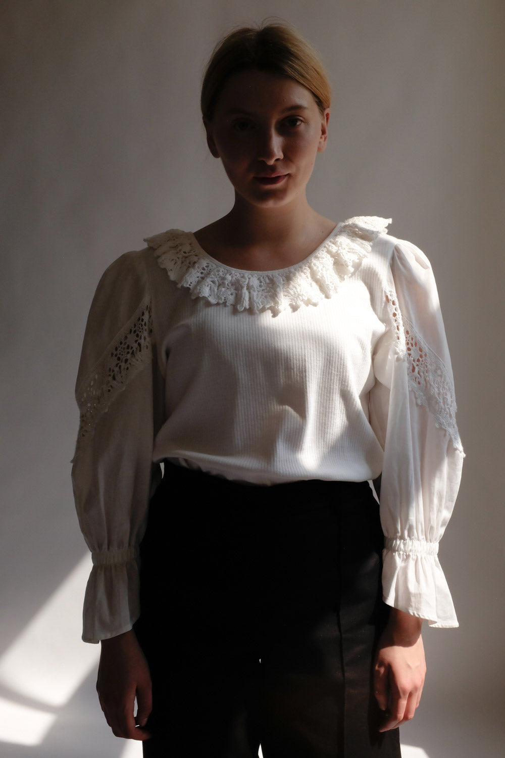 0039_TEE PUFFED LACE BLOUSE